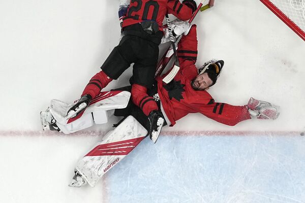 Вратарь и игрок канадской сборной по хоккею столкнулись во время матча. - Sputnik Молдова