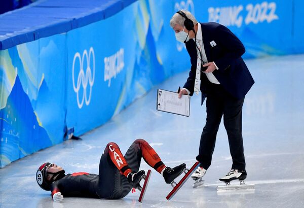 Канадская конькобежка Ким Бутен после падения. - Sputnik Молдова