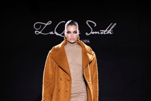 Модель представляет творение из последней коллекции LaQuan Smith во время недели моды в Нью-Йорке. - Sputnik Молдова