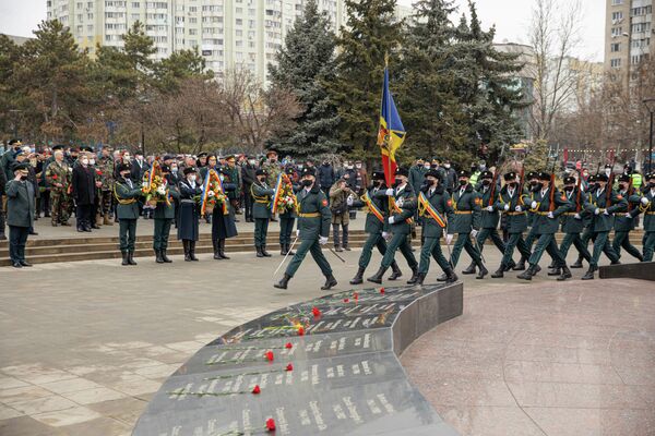 Evenimentul a avut loc în prezența veteranilor de război, membrilor familiilor acestora, demnitarilor și a militarilor din corpul de comandă - Sputnik Moldova