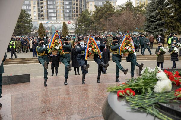 Și au fost depuse coroane de flori - Sputnik Moldova