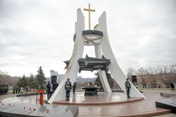 O ceremonie de comemorare a ostașilor moldoveni căzuți în războiul din Afganistan în anii 1979 -1989 s-a desfășurat luni, 15 februarie, la monumentul ridicat în memoria lor din sectorul Râșcani al Capitalei - Sputnik Moldova
