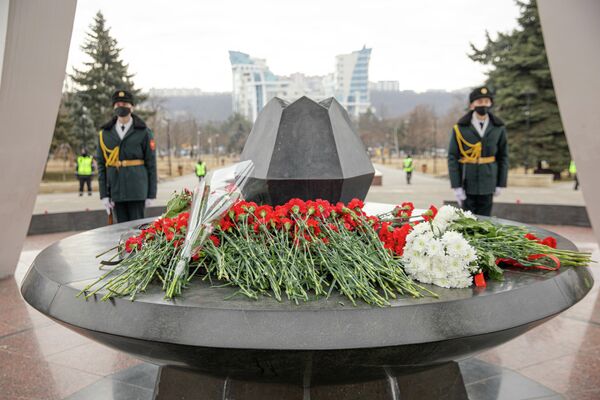 Complexul memorial a fost împânzit de flori - Sputnik Moldova