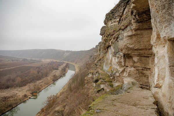 Вид с уступа скального монастыря на реку Рэут. - Sputnik Молдова