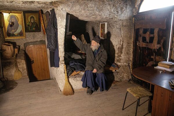 Călugărul Efimie, care de 19 ani locuiește în mănăstirea din stâncă din Orheiul Vechi - Sputnik Moldova
