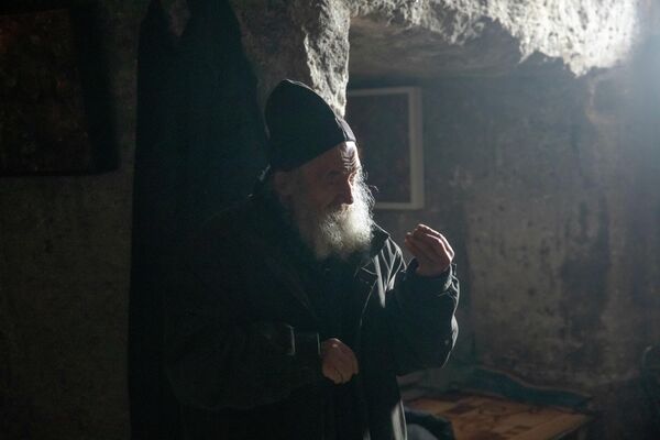 Monahul poate fi găsit mereu la mănăstirea din stâncă, unde nu este nici urmă de civilizație - nici electricitate, nici sobă pentru încălzire. - Sputnik Moldova