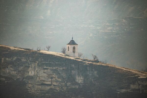 Călugărul Efimie locuiește de 19 ani singur în mănăstirea din stâncă de la Orheiul Vechi. - Sputnik Moldova