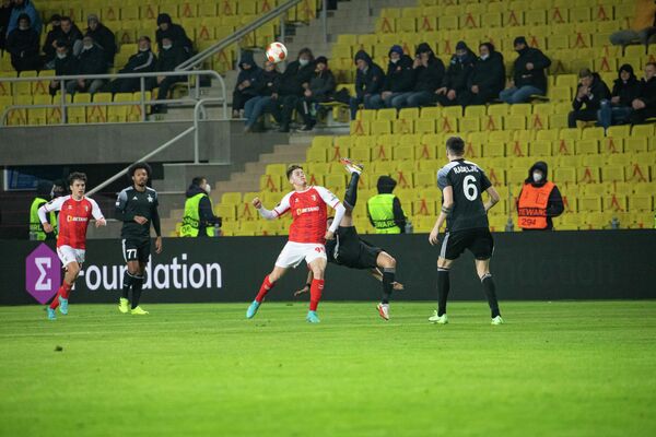 Luptă pentru mingie între echipele „Sheriff” și „Braga”, în timpul meciului de play-off-ul Ligii Europei - Sputnik Moldova