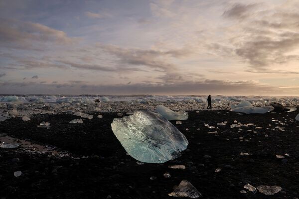 Туристы со всего мира съезжаются в Исландию, чтобы увидеть сказочную ледяную лагуну своими глазами. - Sputnik Молдова