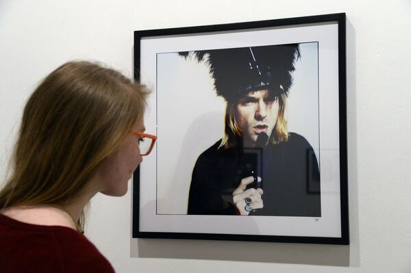 Девушка рассматривает фотографию покойного певца Курта Кобейна в галерее Addict в Париже. - Sputnik Молдова