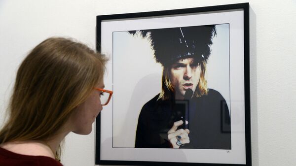 Девушка рассматривает фотографию покойного певца Курта Кобейна в галерее Addict в Париже  - Sputnik Молдова