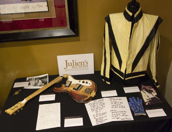 Разбитая сценическая гитара Курта Кобейна, выставленная на аукционе. - Sputnik Молдова