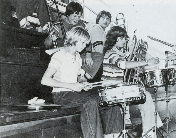Курт Кобейн играет на барабанах на собрании в средней школе Монтесано, США. - Sputnik Молдова