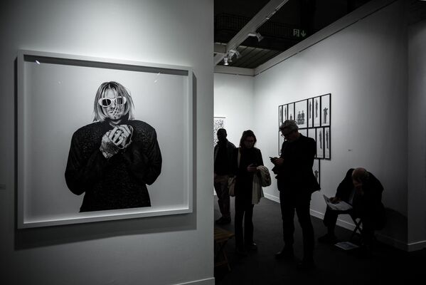 Фотография Курта Кобейна, сделанной голландским фотографом Антоном Корбейном, на выставке в Париже. - Sputnik Молдова