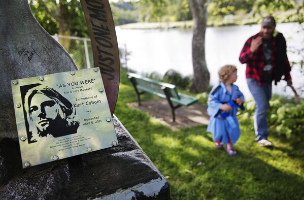 Мемориальная доска установлена ​​в память о Курте Кобейне в парке Абердине, штат Вашингтон. - Sputnik Молдова