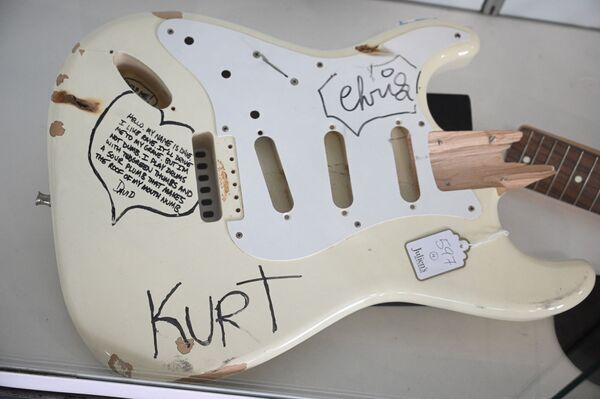 Гитара Fender Stratocaster, на которой играл Курт Кобейн в Беверли Хиллз, Калифорния. - Sputnik Молдова