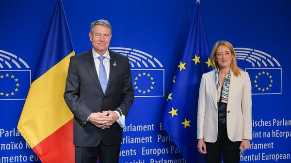 Klaus Iohannis și președintele Parlamentului european,  Roberta Metsola - Sputnik Moldova-România