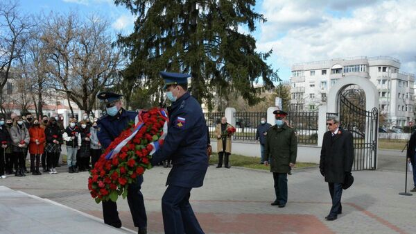Depunere de flori de Ziua Apărătorului Patriei la memorialul militar central sovietic din București , 18 februarie 2022 - Sputnik Moldova-România