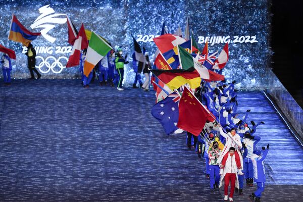 Знаменосцы выносят флаги государств-участников на церемонии закрытия XXIV зимних Олимпийских игр в Пекине. - Sputnik Молдова