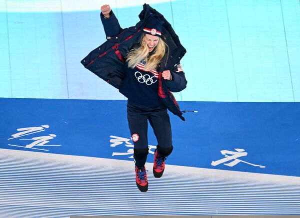 Джессика Диггинс (США), завоевавшая серебряную медаль лыжного масс-старта, во время награждения в рамках церемонии закрытия Олимпийских игр. - Sputnik Молдова