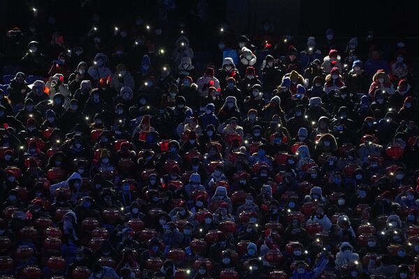 Spectatori pe Stadionul Național înainte de ceremonia de încheiere a ediției XXIV a Jocurilor Olimpice de iarnă de la Beijing. - Sputnik Moldova-România