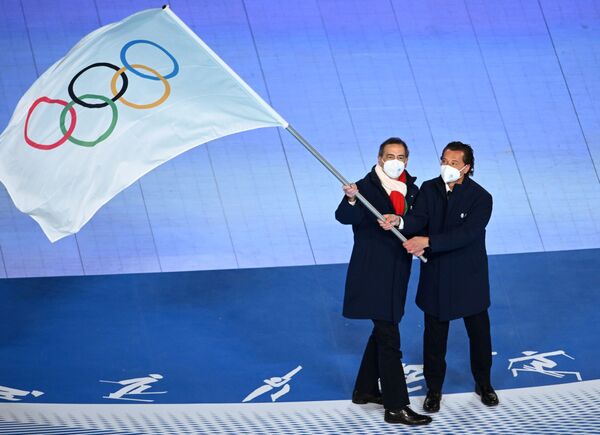 Мэр Милана Джузеппе Сала и мэр Кортина-д'Ампеццо Джанпьетро Гедина (справа) на церемонии закрытия XXIV зимних Олимпийских игр в Пекине - Sputnik Молдова
