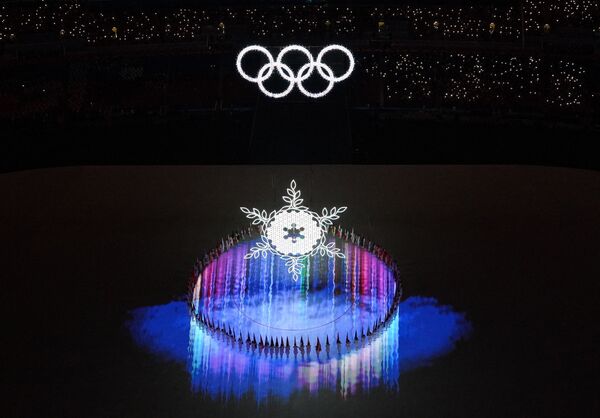 Знаменосцы на церемонии закрытия XXIV зимних Олимпийских игр в Пекине. - Sputnik Молдова