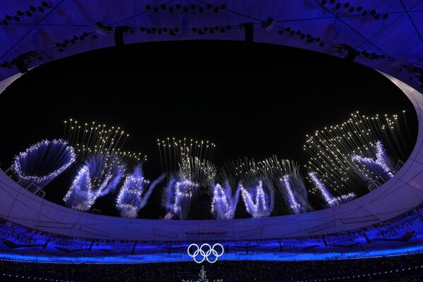 Фейерверк &quot;Одна семья&quot; на церемонии закрытия Олимпийских игр. - Sputnik Молдова