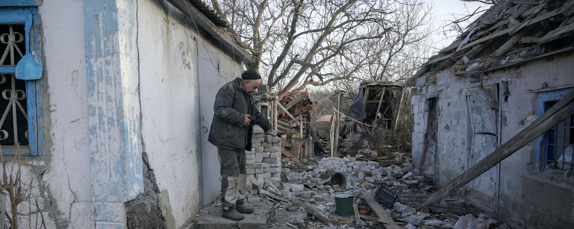 Разрушенное здание в результате обстрела в деревне Тарамчук Донецкой области  - Sputnik Moldova-România, 1920, 21.02.2022