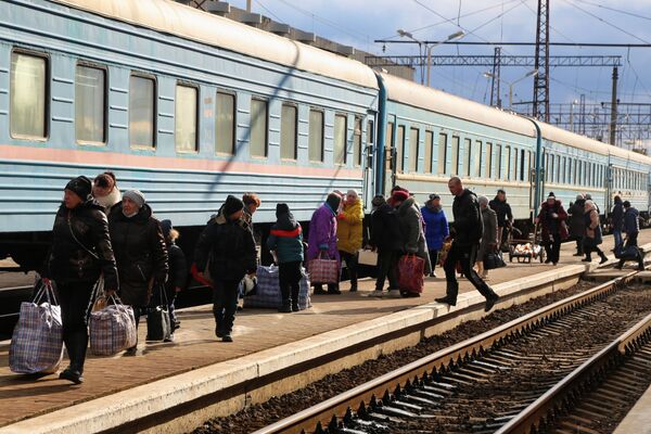 Locuitorii Republicii Populare Donețk (RPD) la gara din Debaltseve în timpul evacuării pe teritoriul Rusiei în regiunea Rostov. - Sputnik Moldova-România