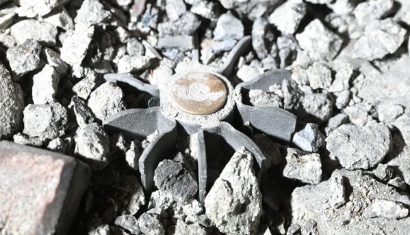 O mină în curtea unei clădiri rezidențiale din satul minei „Trudovskaia” din Donețk. - Sputnik Moldova-România