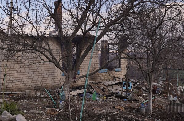 Consecințele unei lovituri de artilerie a Forțelor Armate ale Ucrainei asupra satului Pionerskoe din RPL, care a ucis două persoane - Sputnik Moldova-România