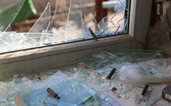O fereastră spartă a unei clădiri rezidențiale din districtul Kievski din Donețk, unde un grup ucrainean de sabotaj a fost lichidat în noaptea de 20 februarie - Sputnik Moldova-România