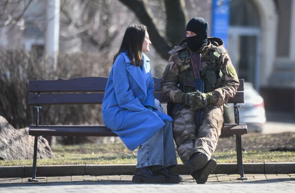 Un militar cu o fată într-o grădină publică din Donețk. - Sputnik Moldova-România
