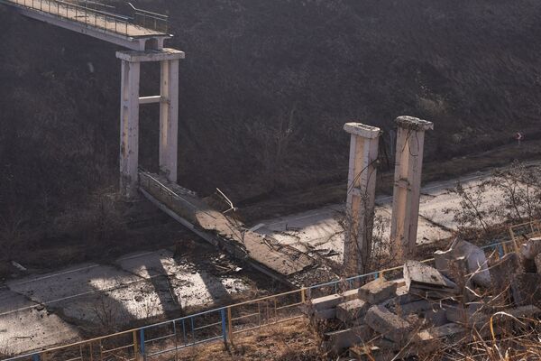 Pod pietonal distrus lângă satul Stanița-Luganskaia. - Sputnik Moldova-România