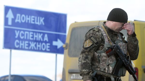 Военнослужащий ДНР у контрольно-пропускного пункта Успенка в Донецкой области - Sputnik Moldova