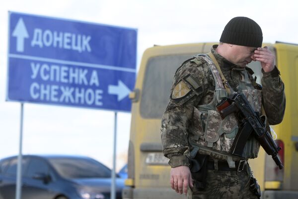 Un soldat RPD la punctul de control Uspenka din regiunea Donețk. Conducerea RPD și LPR a anunțat evacuarea temporară a cetățenilor în regiunea Rostov în legătură cu amenințarea invaziei Ucrainei. - Sputnik Moldova-România