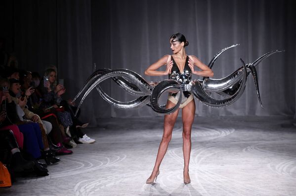 Модель во время дефиле On/Off представляет коллекцию Jack Irving на London Fashion Week в Лондоне, Великобритания, 18 февраля 2022 года. - Sputnik Молдова