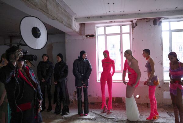 Модели готовятся за кулисами к дефиле коллекции Poster Girl во время Лондонской недели моды в Лондоне, Великобритания, 18 февраля 2022 года. - Sputnik Молдова
