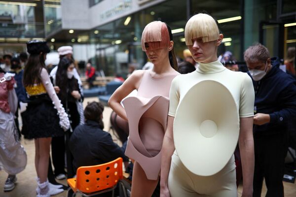Модели готовятся за кулисами перед дефиле Central St Martins MA на London Fashion Week в Лондоне, Великобритания, 20 февраля 2022 года. - Sputnik Молдова