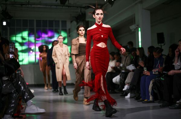 Модели представляют творения во время дефиле Mark Fast на неделе моды в Лондоне, Великобритания, 18 февраля 2022 года. - Sputnik Молдова