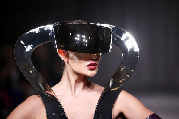 Модель во время дефиле On/Off представляет коллекцию Jack Irving на London Fashion Week в Лондоне, Великобритания, 18 февраля 2022 года. - Sputnik Молдова