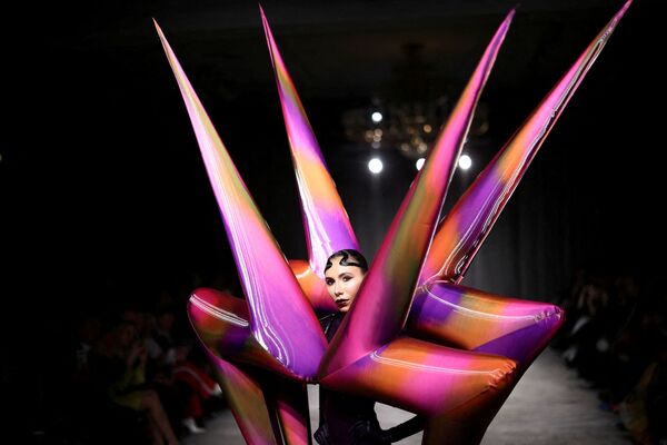 Модель во время дефиле On/Off представляет коллекцию Jack Irving на London Fashion Week в Лондоне, Великобритания. - Sputnik Молдова