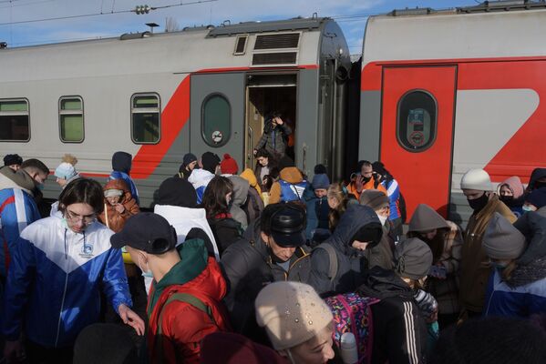Жители Донбасса, прибывшие на железнодорожный вокзал Воронеж-1 - Sputnik Молдова