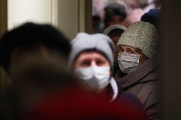 Жители Донецкой и Луганской народных республик, прибывшие на железнодорожный вокзал Волжский - Sputnik Молдова