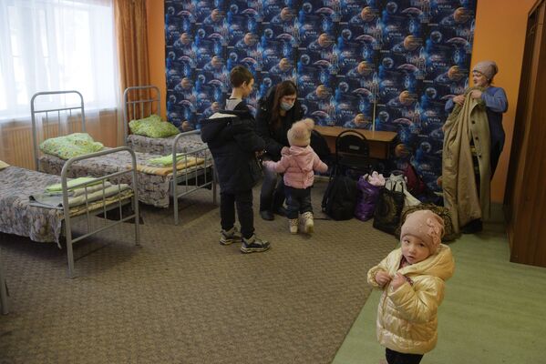 Жители Донбасса во время расселения на территории детского лагеря Голубой экран в Воронеже  - Sputnik Молдова