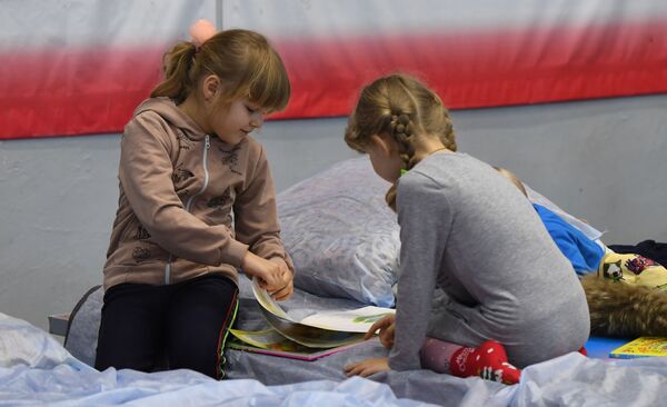 Дети в пункте временного размещения беженцев, организованном в спортивной школе № 13 в Таганроге. - Sputnik Молдова