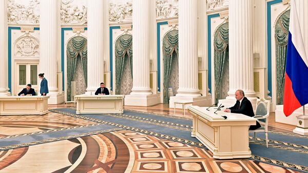 Președintele rus Putin semnează decretul de recunoaștere a republicilor Lugansk și Donețk - Sputnik Moldova
