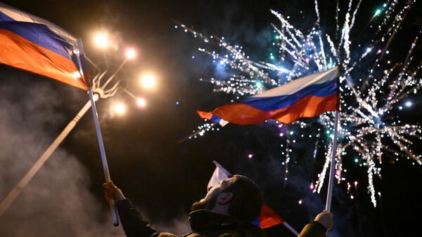 Жители Донецка празднуют признание Россией ДНР и ЛНР - Sputnik Молдова
