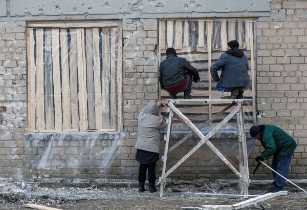 Ремонтные работы в здании школы в Донецке, пострадавшем при обстреле. - Sputnik Молдова